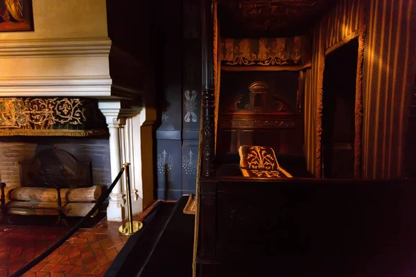 CHENONCEAU, FRANCE - CIRCA JUNE 2014: Louise de Lorraines bedroom in Chateau Chenonceau — Zdjęcie stockowe