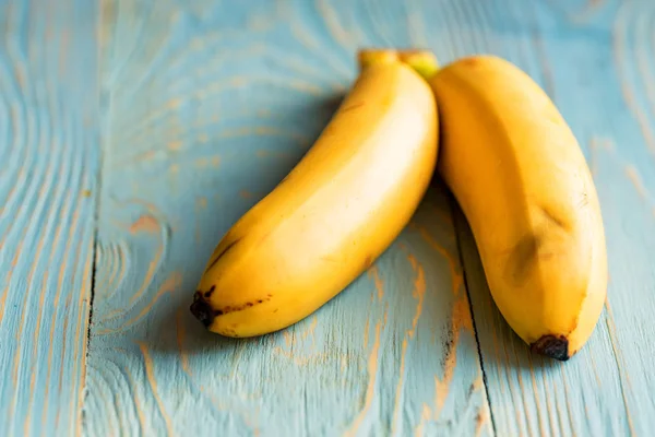 木制背景上的一对香蕉 — 图库照片