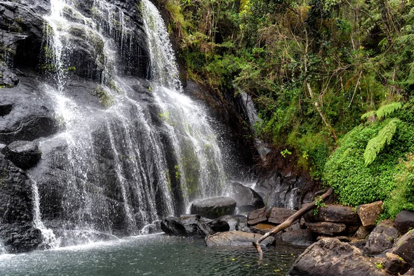 Сценический тропический водопад Шри-Ланки — стоковое фото