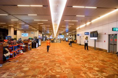 Delhi, Hindistan - Kasım 2017 yaklaşık: İnsanlar uçuş bekleme odasında beklemek