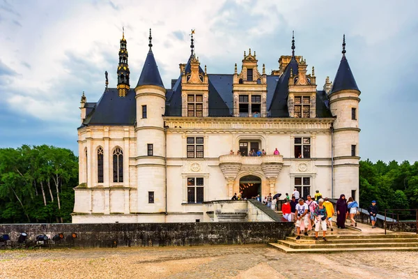 CHENONCEAU, FRANCIA - CIRCA JUNIO 2014: Vista exterior del castillo y los turistas — Foto de Stock