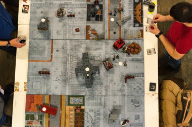 Üstten Görünüm gençler oyun masa oyunu