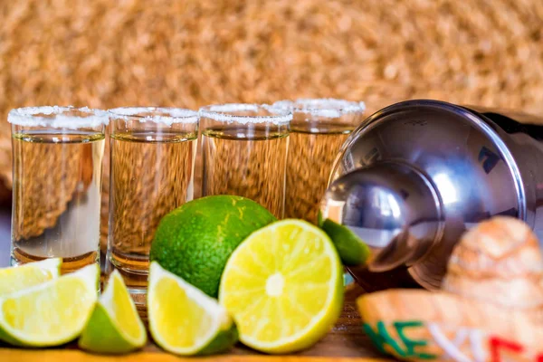 Tequila con cal y sal, enfoque selectivo — Foto de Stock