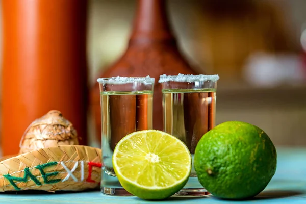 Tequila con cal y sal, enfoque selectivo — Foto de Stock