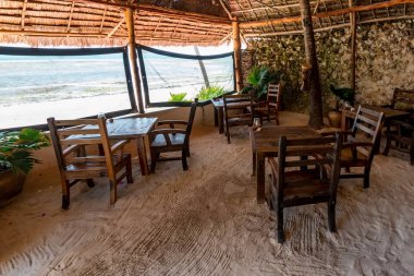 Beach Cafe iç ahşap mobilya ile