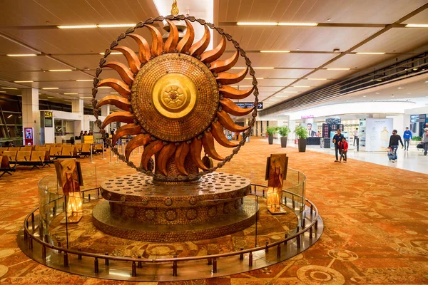 DELHI, ÍNDIA - CIRCA NOVEMBRO 2017: Estátua de Surya no aeroporto — Fotografia de Stock