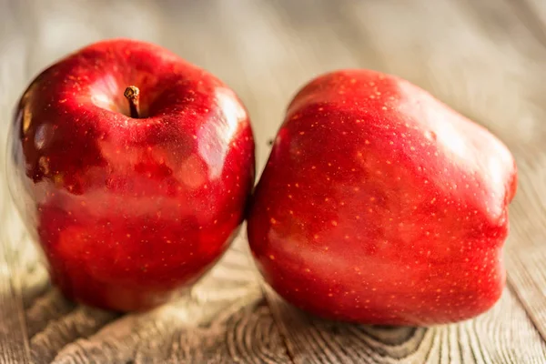 De rijpe appels rood sap op houten achtergrond — Stockfoto