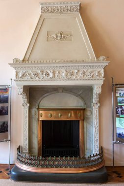 Livadiya İlçesi, Crimea - 21 Eylül 2017: Livadia sarayında eski vintage şömine kadar yakın. Yazlık Kırım'Rus İmparator ailesinin saraydı