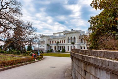 LIVADIA - 21 Mart 2011: Yalta, Kırım yakınlarındaki güzel Livadia Sarayı manzarası. Livadia Sarayı son Rus Çarı II. Nicholas 'ın yaz tatiliydi.
