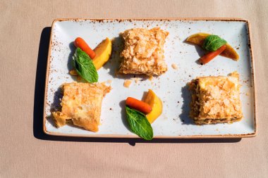 Puf kek parçaları ve meyve plaka Üstten Görünüm