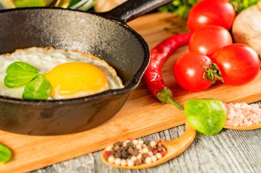 Bir tavada kızarmış yumurta. Rustik Kahvaltı