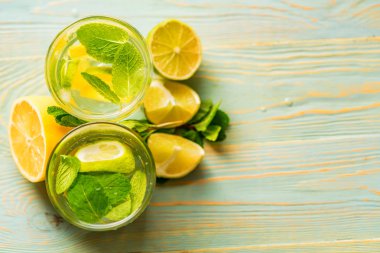 Limonata veya naneli mojito kokteyli.