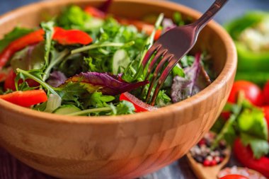 Kırsal arka planda taze sebze salatası