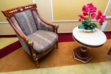 Rahat koltuk ve masa çiçekleri ile kapatmak