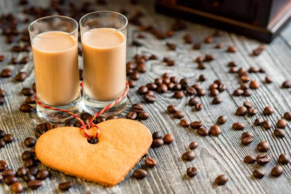 Shots of cream liqueur with coffee beans — Stock Photo, Image