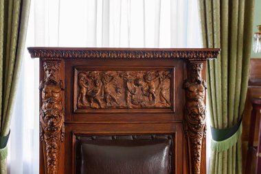 LIVADIA - 21 Mart 2011: Livadia Sarayı 'nda oyulmuş güzel ahşap sandalyenin arkasını kapatın