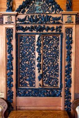 ALUPKA - 21 Mart 2013 Vorontsov Sarayı, Kırım 'da tahtın güzel oyulmuş arkasını kapatın. Saray, Kırım 'ın güney kıyısındaki en popüler turistik merkezlerden biridir..