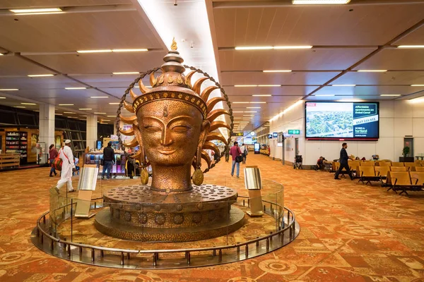Delhi, India - Circa November 2017: Surya standbeeld in luchthaven — Stockfoto