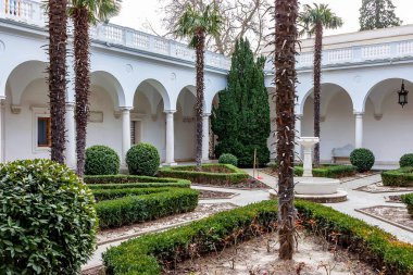 LIVADIA - 21 Mart 2011: Livadia Sarayı 'nın İtalyan avlusunun görüntüsü. Burası eski Rus imparatorların güneydeki ikametgahıdır. 1911 'de inşa edilmiş..