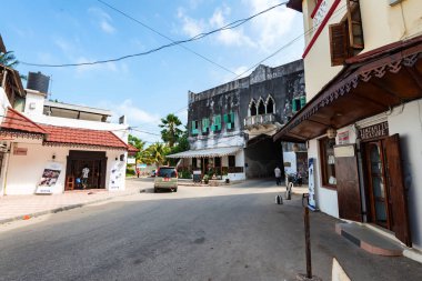 Stone Town, Zanzibar - 9 Ocak 2015: Sokak taş kasaba güneşli