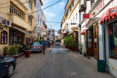 Stone Town, Zanzibar - 9 Ocak 2015: Sokak taş kasaba güneşli