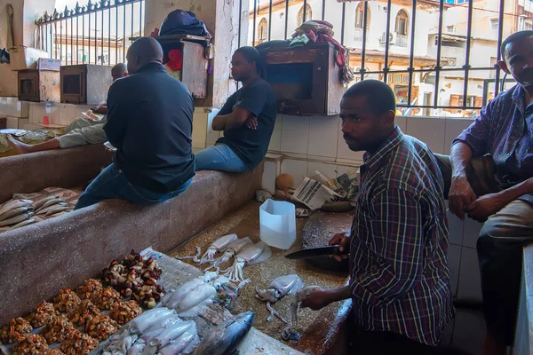 Stone Town, Zanzibar - 9 Ocak 2015: İnsanlar deniz gıda balık pazarında satmak. — Stok fotoğraf
