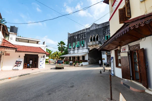 Stone Town, Zanzibar - 9 stycznia 2015: Street of Stone Town na słoneczny dzień — Zdjęcie stockowe