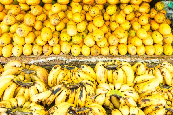 Frutas e produtos hortícolas no mercado — Fotografia de Stock