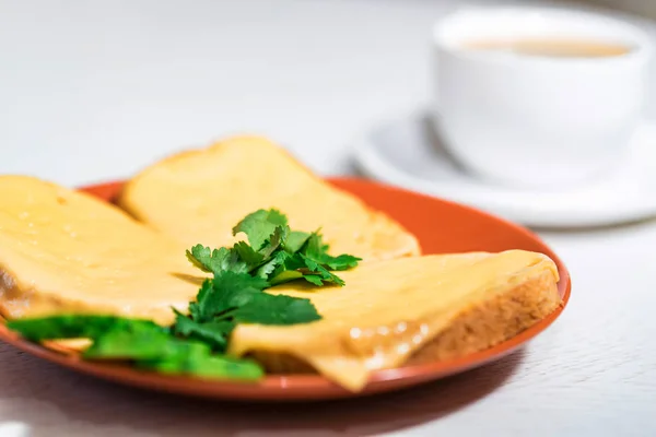 Πρωινό σάντουιτς με τυρί και το φλιτζάνι του καφέ — Φωτογραφία Αρχείου