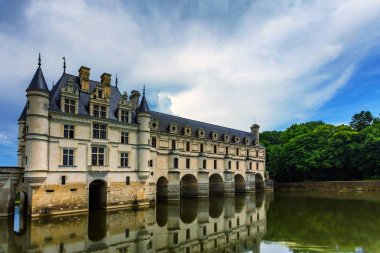 Chateau de Chenonceau ve nehir görünümü