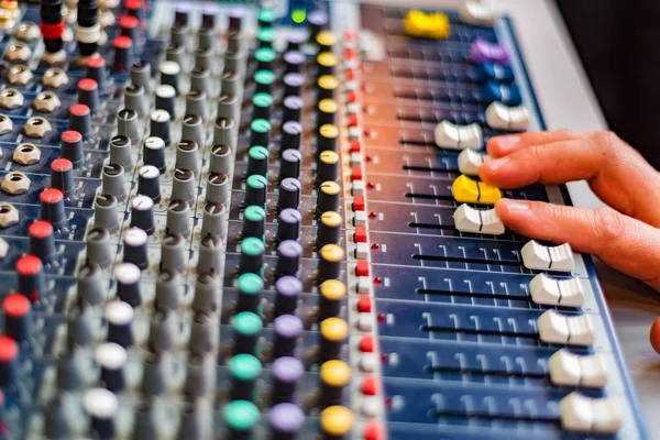 Close-up do console de mixagem de áudio DJs — Fotografia de Stock