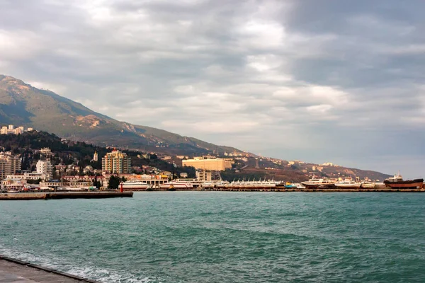 Vacker utsikt över banvallen av Yalta i solnedgången — Stockfoto