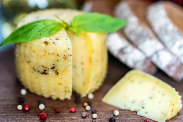 Сыр сельский с травами, ржаным хлебом и перцем — стоковое фото