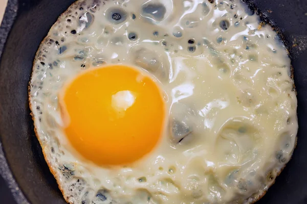 Крупный план яиц на сковородке — стоковое фото