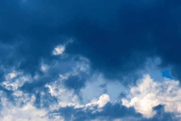 Sunbeams falling from the clouds — Stock Photo, Image