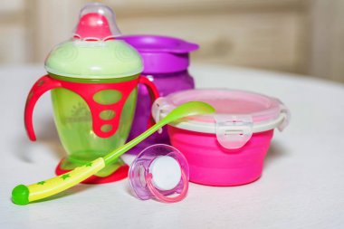 Parlak plastik bebek yemekleri masada