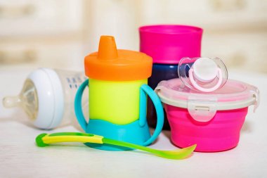 Parlak plastik bebek yemekleri masada