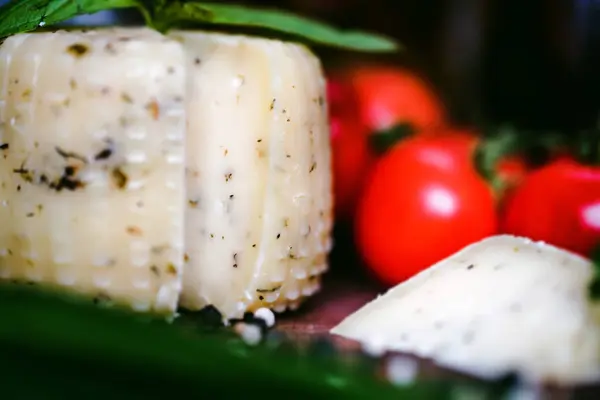 Сыр сельский с травами и овощами — стоковое фото
