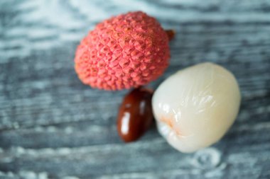 İki lychee meyve ahşap arka plan