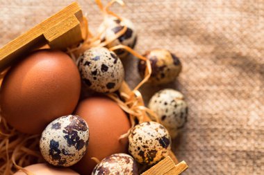 Taze çiftlik kahverengi yumurta rustik arka plan üzerinde