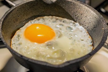 Bir tavada kızarmış yumurta Close-Up