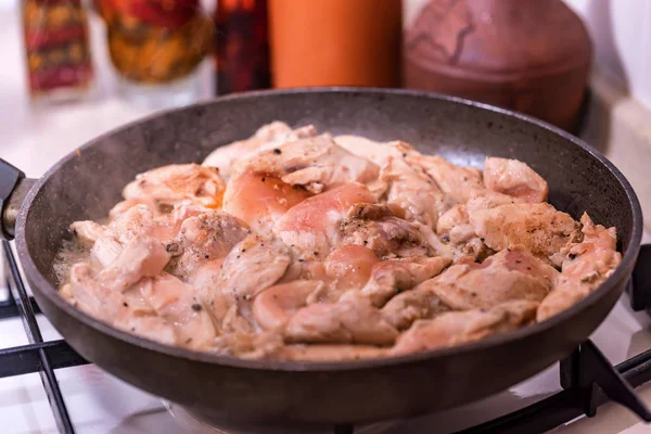 Закрыть куриное филе на сковородке — стоковое фото