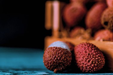 Lychee meyve ahşap kutusunda kapatın