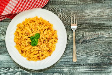 Geleneksel İtalyan makarna veya kıyma ile fussili