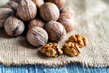 Ceviz ve çekirdekler üzerinde ahşap artalan üzerinde çuval bezi