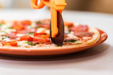Dairesel bıçak kesim pizza kapatın