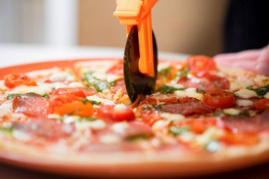 Dairesel bıçak kesim pizza kapatın