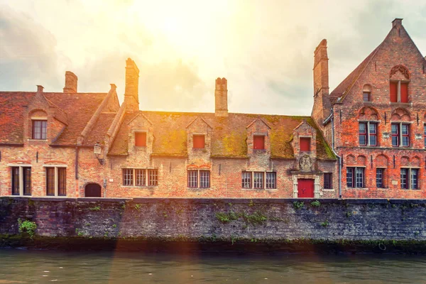 Hermoso canal y edificios de Brujas, Bélgica — Foto de Stock