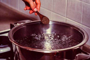 Kaynar suda, çorba pişirme ekleyerek biber