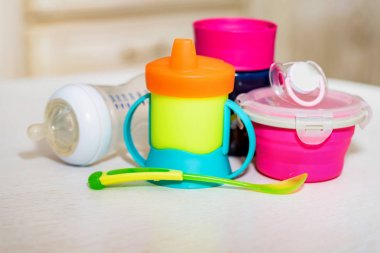 Parlak plastik bebek yemekleri masada